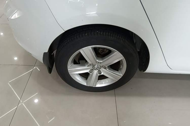 Used Volkswagen Golf 2014 1.4TSI Automatic Comfort Model Right Rear Wheel Hub