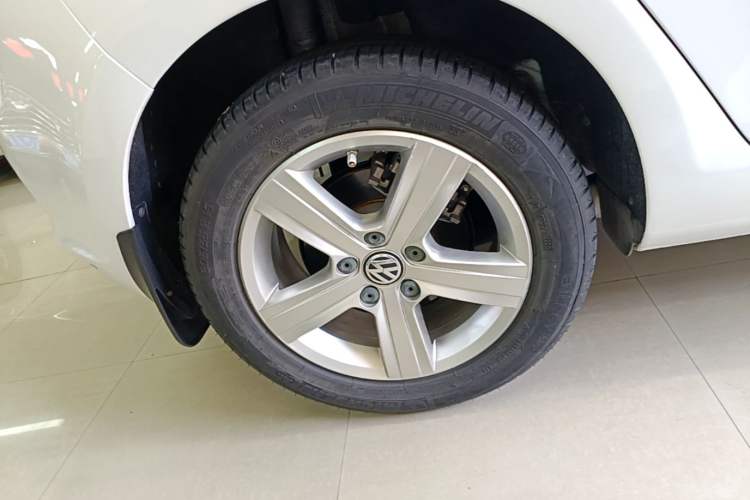 Used Volkswagen Golf 2014 1.4TSI Automatic Luxury Model Right Rear Wheel Hub