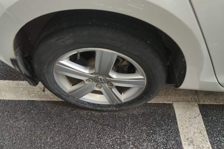 Used Volkswagen Golf 2014 1.4TSI Automatic Comfort Model Right Rear Wheel Hub