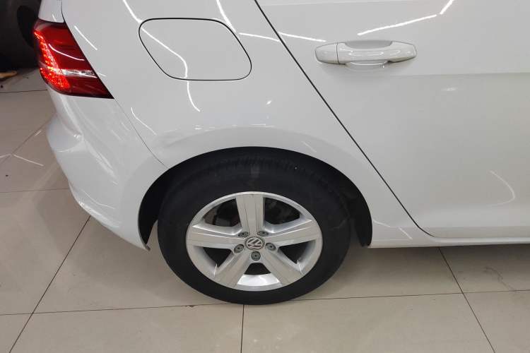 Used Volkswagen Golf 2014 1.4TSI Automatic Comfort Model Right Rear Wheel Hub