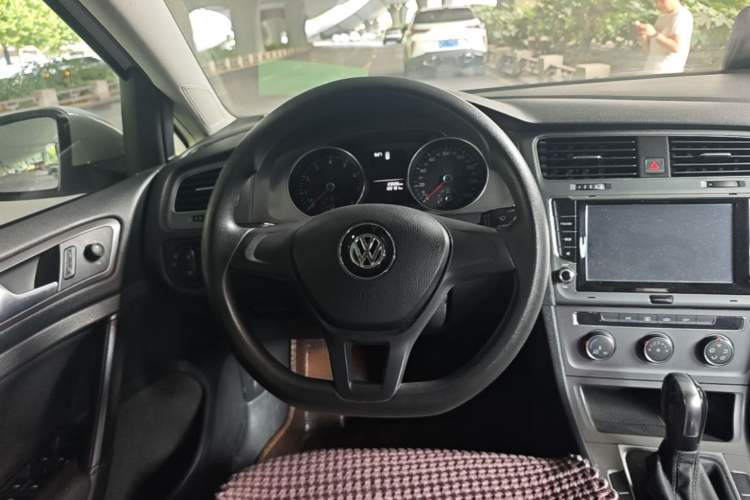 Used Volkswagen Golf 2014 1.6L Automatic Fashion Model Steering Wheel