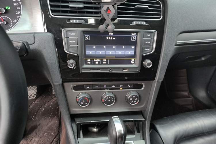Used Volkswagen Golf 2014 1.4TSI Automatic Luxury Model Audio And AC Panel