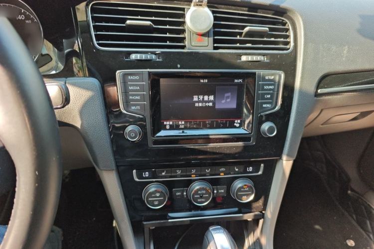 Used Volkswagen Golf 2014 1.4TSI Automatic Flagship Model Audio And AC Panel