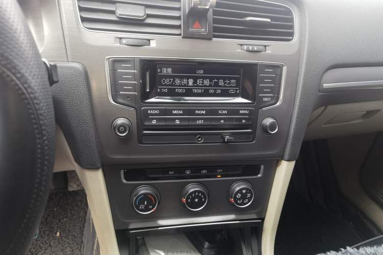 Used Volkswagen Golf 2014 1.4 TSI Manual Comfort Model Audio And AC Panel