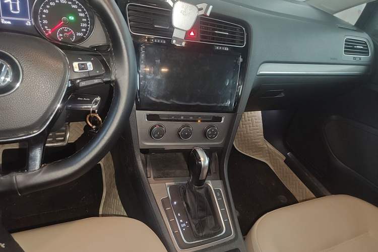 Used Volkswagen Golf 2014 1.4TSI Automatic Comfort Model Audio And AC Panel