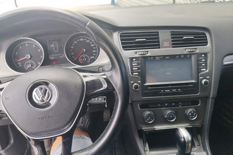 Used Volkswagen Golf 2014 1.4TSI Automatic Comfort Model Center Console