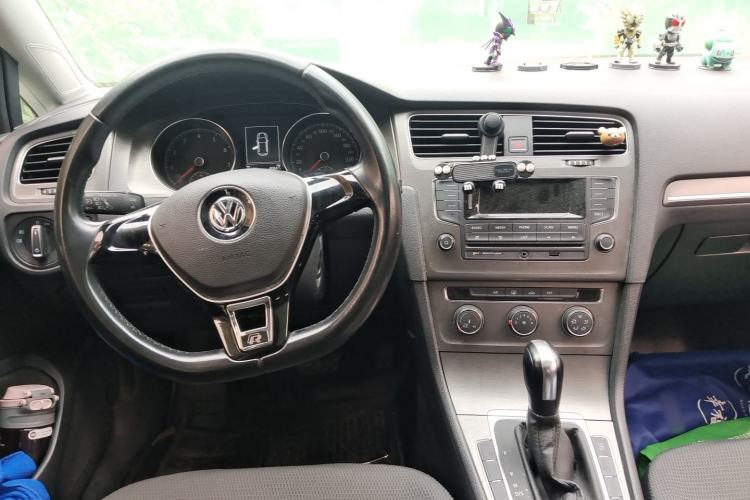 Used Volkswagen Golf 2014 1.6L Automatic Comfort Model Center Console