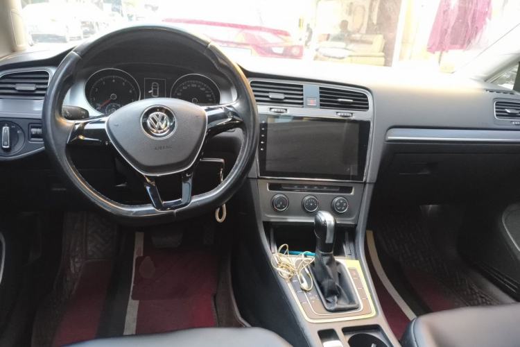 Used Volkswagen Golf 2014 1.6L Automatic Comfort Model Center Console