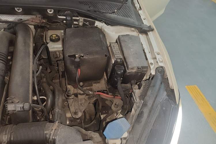 Used Volkswagen Golf 2014 1.4TSI Automatic Comfort Model Engine Bay Left