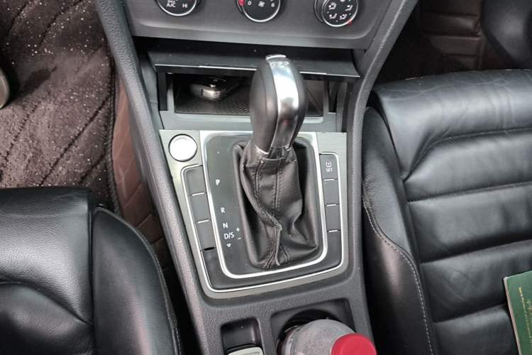 Used Volkswagen Golf 2014 1.4TSI Automatic Luxury Model Gear Lever