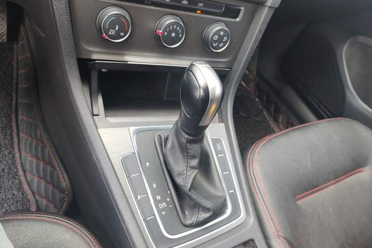 Used Volkswagen Golf 2014 1.4TSI Automatic Comfort Model Gear Lever