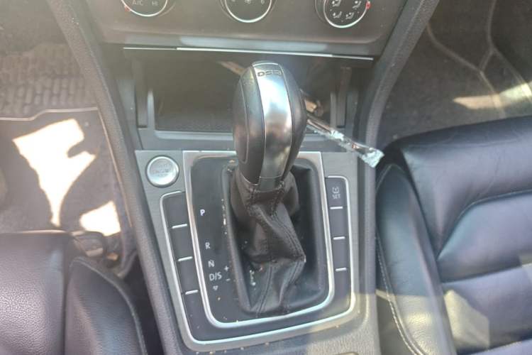 Used Volkswagen Golf 2014 1.4TSI Automatic Luxury Model Gear Lever