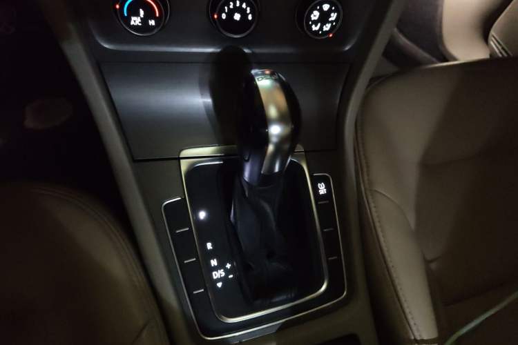 Used Volkswagen Golf 2014 1.4TSI Automatic Comfort Model Gear Lever