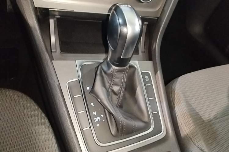 Used Volkswagen Golf 2014 1.4TSI Automatic Comfort Model Gear Lever