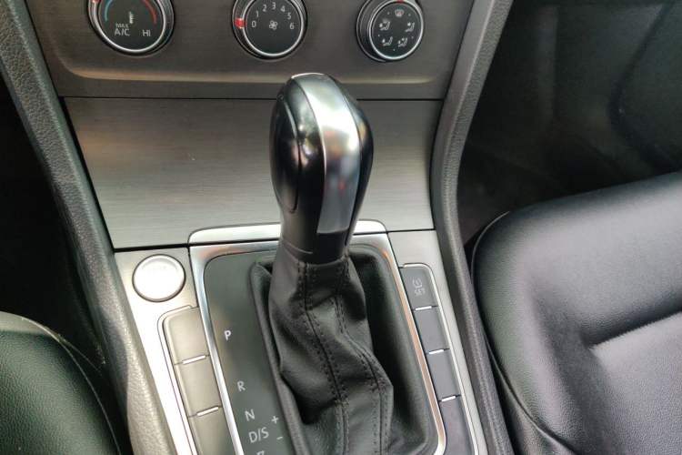 Used Volkswagen Golf 2014 1.6L Automatic Comfort Model Gear Lever
