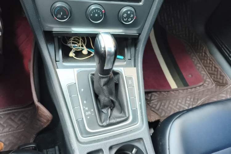 Used Volkswagen Golf 2014 1.6L Automatic Comfort Model Gear Lever