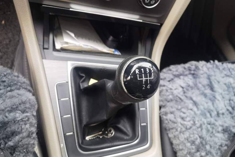 Used Volkswagen Golf 2014 1.4 TSI Manual Comfort Model Gear Lever