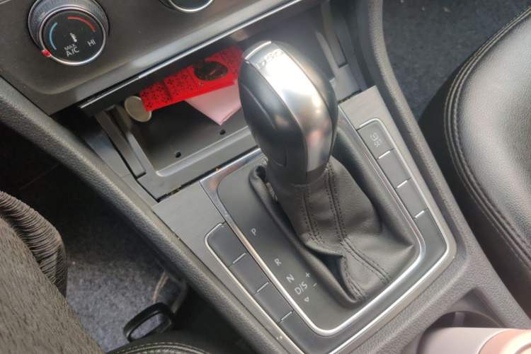 Used Volkswagen Golf 2014 1.4TSI Automatic Comfort Model Gear Lever