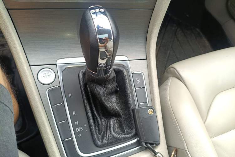 Used Volkswagen Golf 2014 1.4TSI Automatic Luxury Model Gear Lever