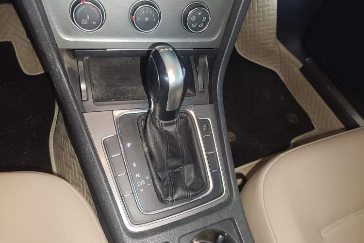 Used Volkswagen Golf 2014 1.4TSI Automatic Comfort Model Gear Lever