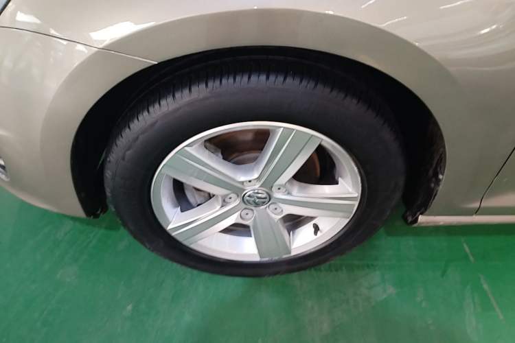 Used Volkswagen Golf 2014 1.4TSI Automatic Comfort Model Left Front Wheel Hub