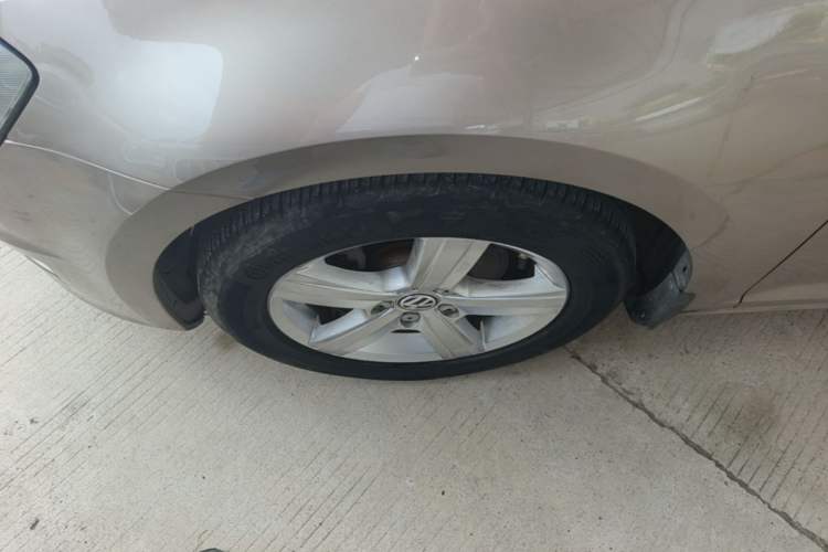 Used Volkswagen Golf 2014 1.4TSI Automatic Comfort Model Left Front Wheel Hub