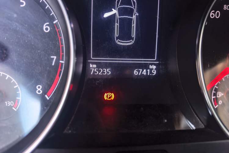 Used Volkswagen Golf 2014 1.4TSI Automatic Comfort Model Odometer Close Up
