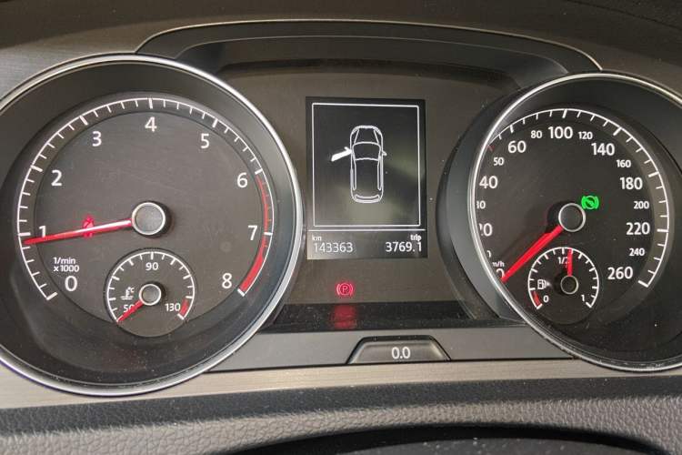 Used Volkswagen Golf 2014 1.4TSI Automatic Comfort Model Odometer Close Up