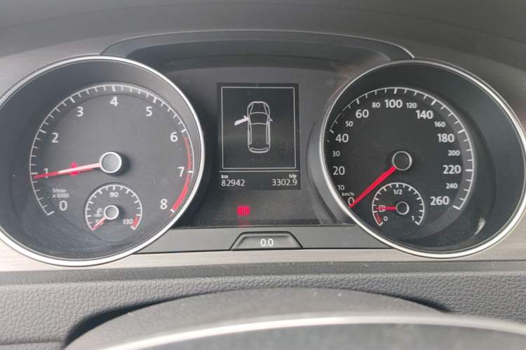 Used Volkswagen Golf 2014 1.4TSI Automatic Comfort Model Odometer Close Up