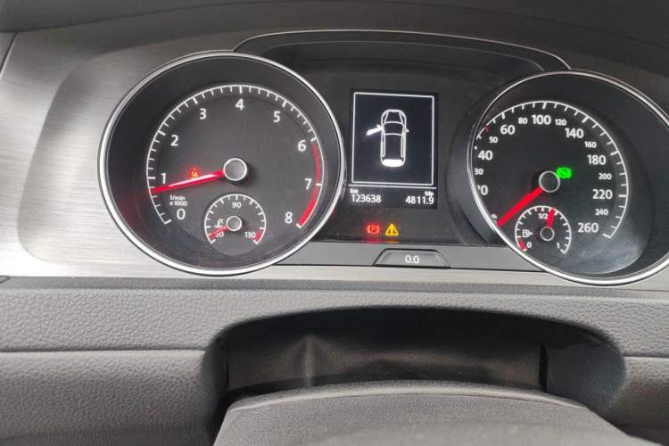 Used Volkswagen Golf 2014 1.4TSI Automatic Comfort Model Odometer Close Up
