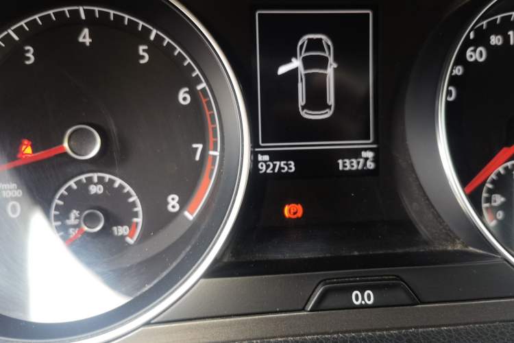 Used Volkswagen Golf 2014 1.4 TSI Manual Comfort Model Odometer Close Up