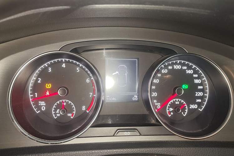 Used Volkswagen Golf 2014 1.4TSI Automatic Comfort Model Odometer Close Up