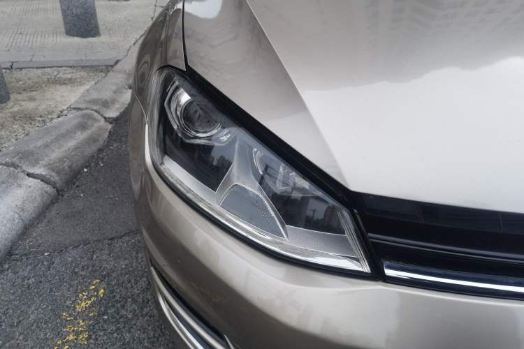 Used Volkswagen Golf 2014 1.4 TSI Manual Comfort Model Right Front Headlight