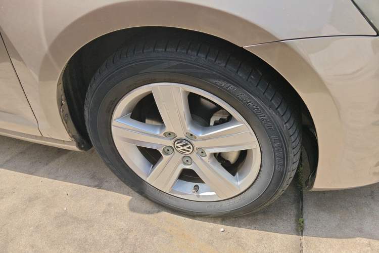 Used Volkswagen Golf 2014 1.4TSI Automatic Comfort Model Right Front Wheel Hub