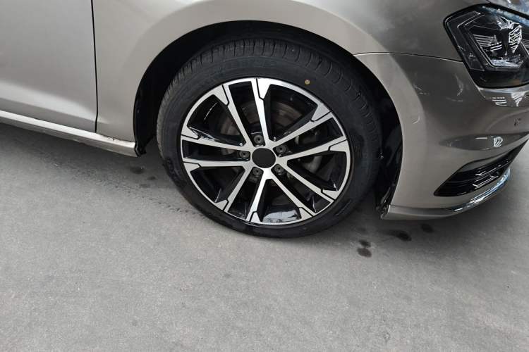 Used Volkswagen Golf 2014 1.4TSI Automatic Luxury Model Right Front Wheel Hub