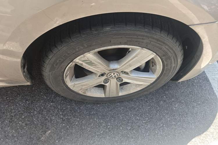 Used Volkswagen Golf 2014 1.4TSI Automatic Luxury Model Right Front Wheel Hub