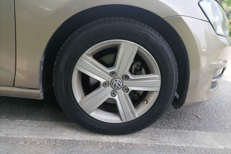 Used Volkswagen Golf 2014 1.4TSI Automatic Comfort Model Right Front Wheel Hub