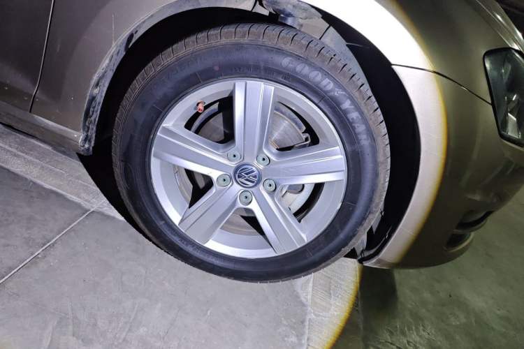 Used Volkswagen Golf 2014 1.4TSI Automatic Comfort Model Right Front Wheel Hub