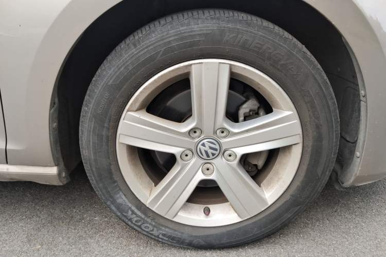 Used Volkswagen Golf 2014 1.6L Automatic Comfort Model Right Front Wheel Hub