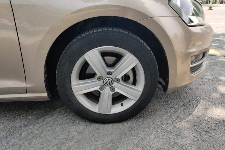Used Volkswagen Golf 2014 1.6L Automatic Comfort Model Right Front Wheel Hub