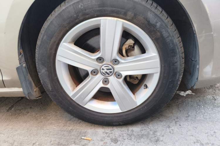 Used Volkswagen Golf 2014 1.6L Automatic Comfort Model Right Front Wheel Hub