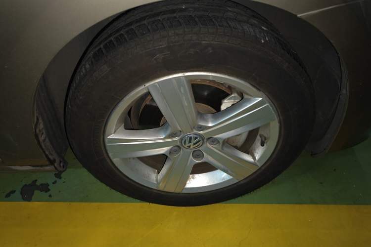 Used Volkswagen Golf 2014 1.6L Automatic Comfort Model Right Front Wheel Hub