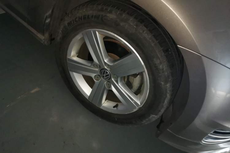 Used Volkswagen Golf 2014 1.4TSI Automatic Comfort Model Right Front Wheel Hub