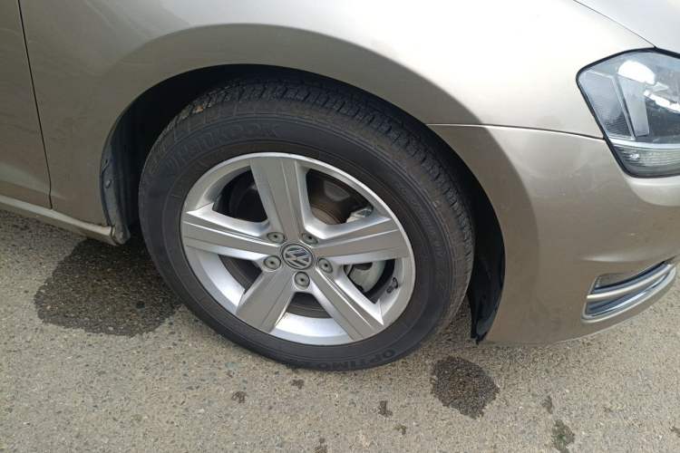 Used Volkswagen Golf 2014 1.4TSI Automatic Luxury Model Right Front Wheel Hub