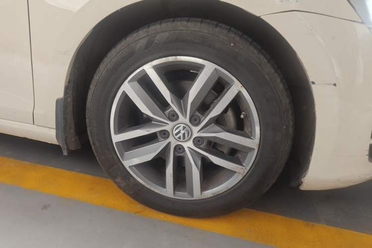 Used Volkswagen Golf 2014 1.4TSI Automatic Comfort Model Right Front Wheel Hub