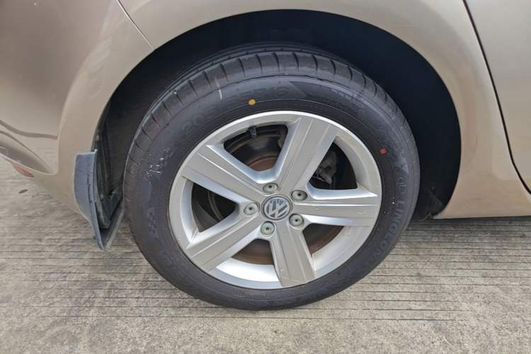 Used Volkswagen Golf 2014 1.4TSI Automatic Comfort Model Right Rear Wheel Hub