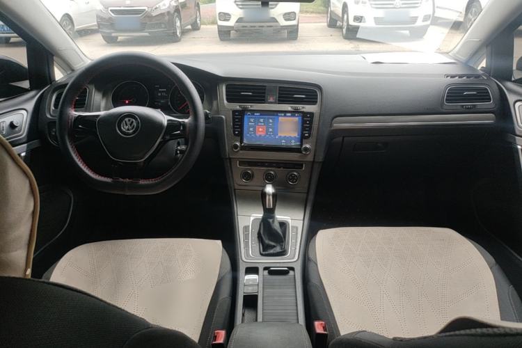 Used Volkswagen Golf 2015 1.6L Automatic Comfort Model Center Console