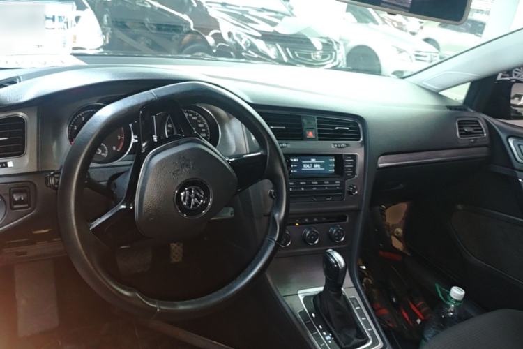 Used Volkswagen Golf 2015 1.6L Automatic Comfort Model Center Console