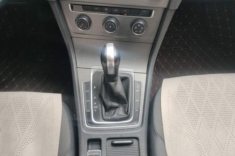 Used Volkswagen Golf 2015 1.6L Automatic Comfort Model Gear Lever