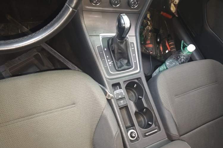 Used Volkswagen Golf 2015 1.6L Automatic Comfort Model Gear Lever